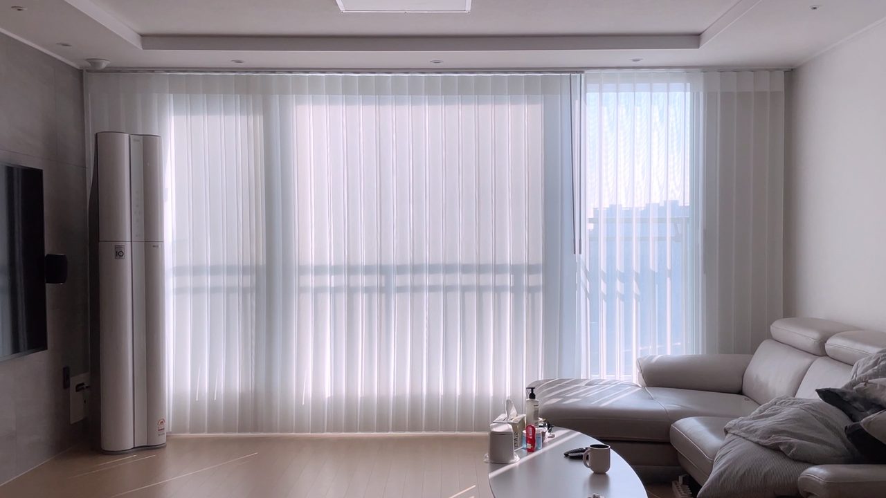 수원 권선구 극동스타클래스 유니슬렛 커튼 화이트 컬러 플레인 패턴 시공 사례 — 좌측만 사생활 보호