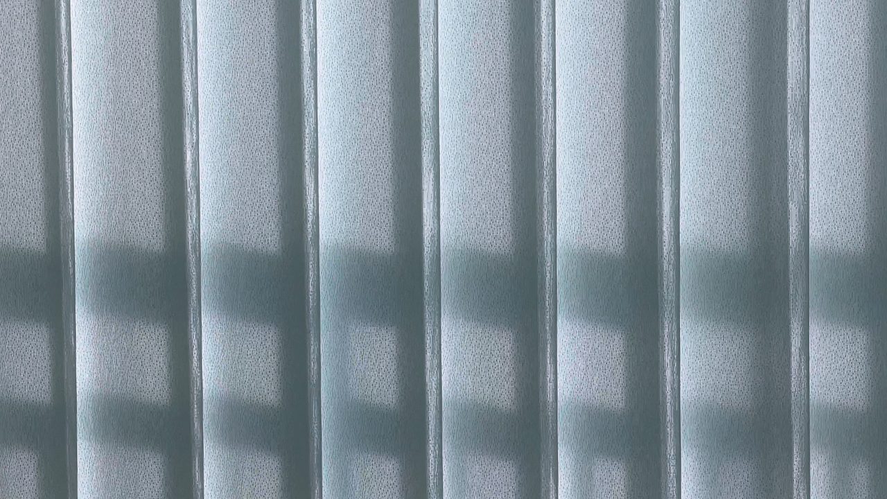 수원 권선구 극동스타클래스 유니슬렛 커튼 화이트 컬러 플레인 패턴 시공 사례 — 좌측만 사생활 보호