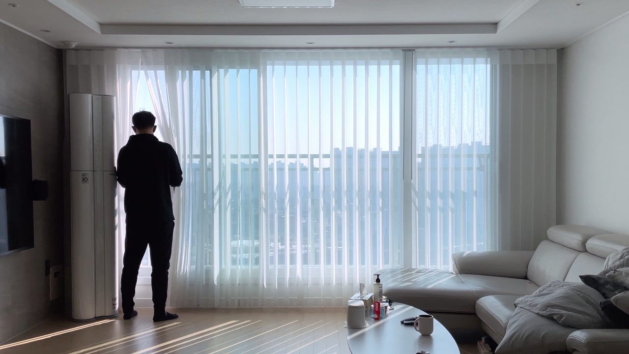 수원 권선구 극동스타클래스 유니슬렛 커튼 화이트 컬러 플레인 패턴 시공 사례 — 커튼을 걷지 않고