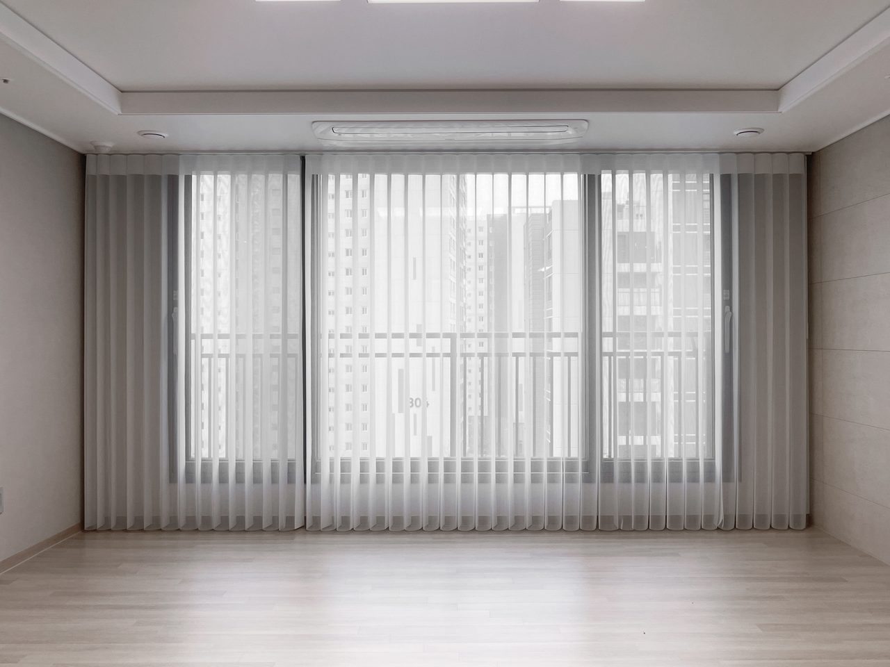 수원 롯데캐슬 L클래스 30평대 유니슬렛 커튼 화이트 시공사례 — 커튼봉의 경우 숨김 처리가 가능하고
