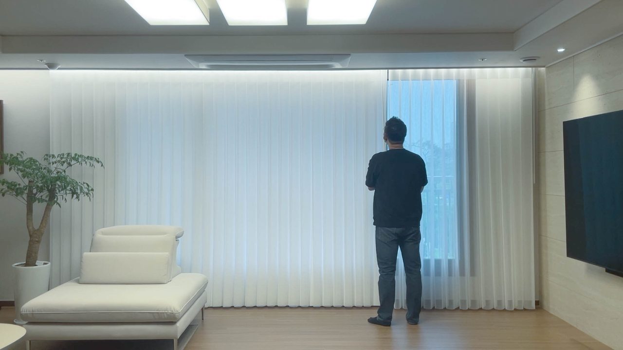 수원영통구 아이파크캐슬 유니슬렛 커튼 화이트 플레인 시공사례 — 오른쪽은 채광 상태