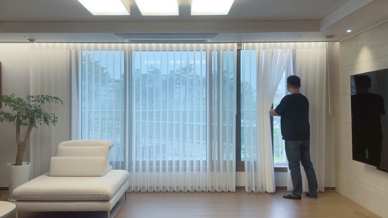 수원영통구 아이파크캐슬 유니슬렛 커튼 화이트 플레인 시공사례 — 오른쪽은 채광 상태