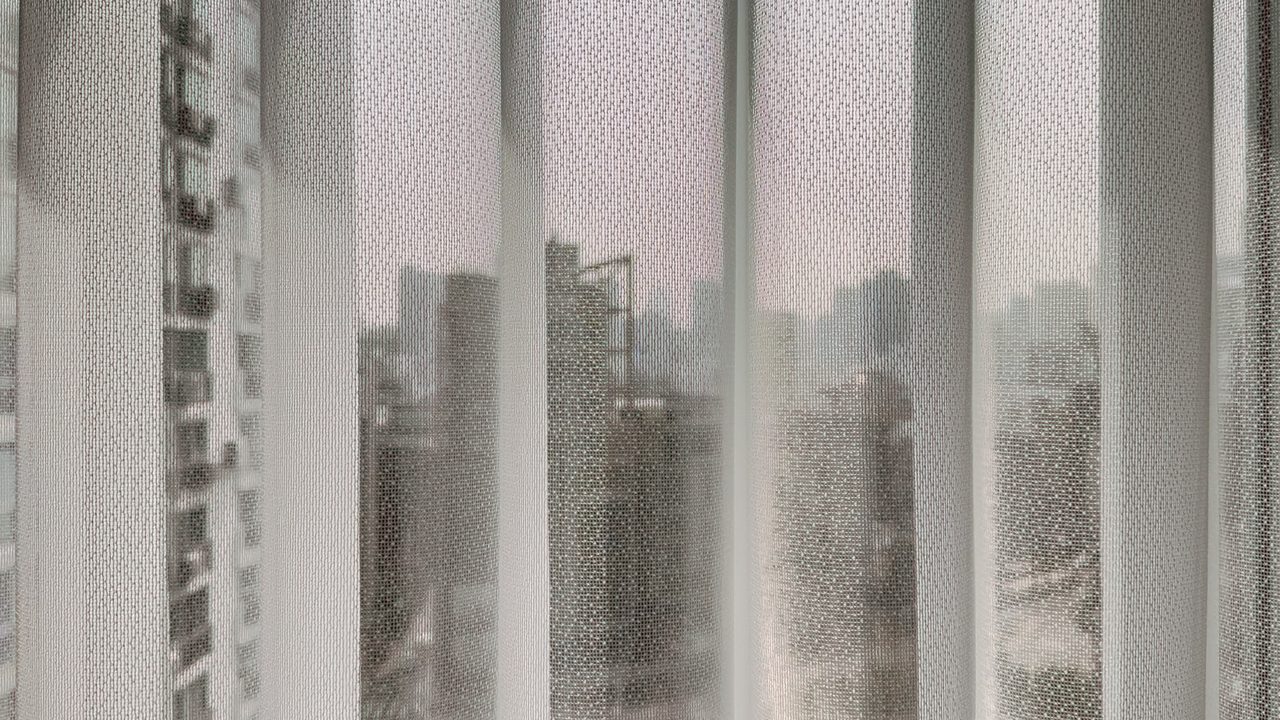 압구정 미성 거실 유니슬렛 시공사례 각도만 돌리면 되는 커튼 — 풀 채광 — 슬랫이 완전히 열린 상태