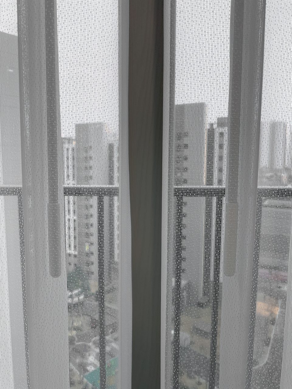 유니슬렛 커튼 화이트, 라이트그레이, 알리미늄 블라인드, 양주 옥정 린파밀리에 써니케임홈 시공사례 — 분할 부분은 커튼봉을 커튼 뒤로 숨김 처리 가능