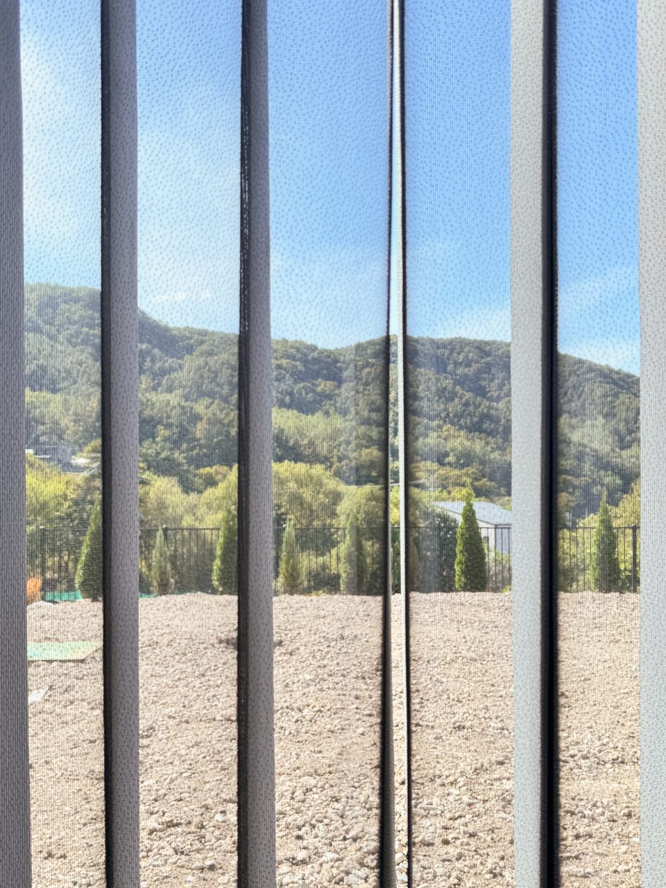 양평 예술인마을 유니슬렛 커튼 그레이 컬러 플레인 패턴 써니케임홈 시공사례 — 왼쪽 풀 채광 가운데 반채광 오른쪽 사생활 보호