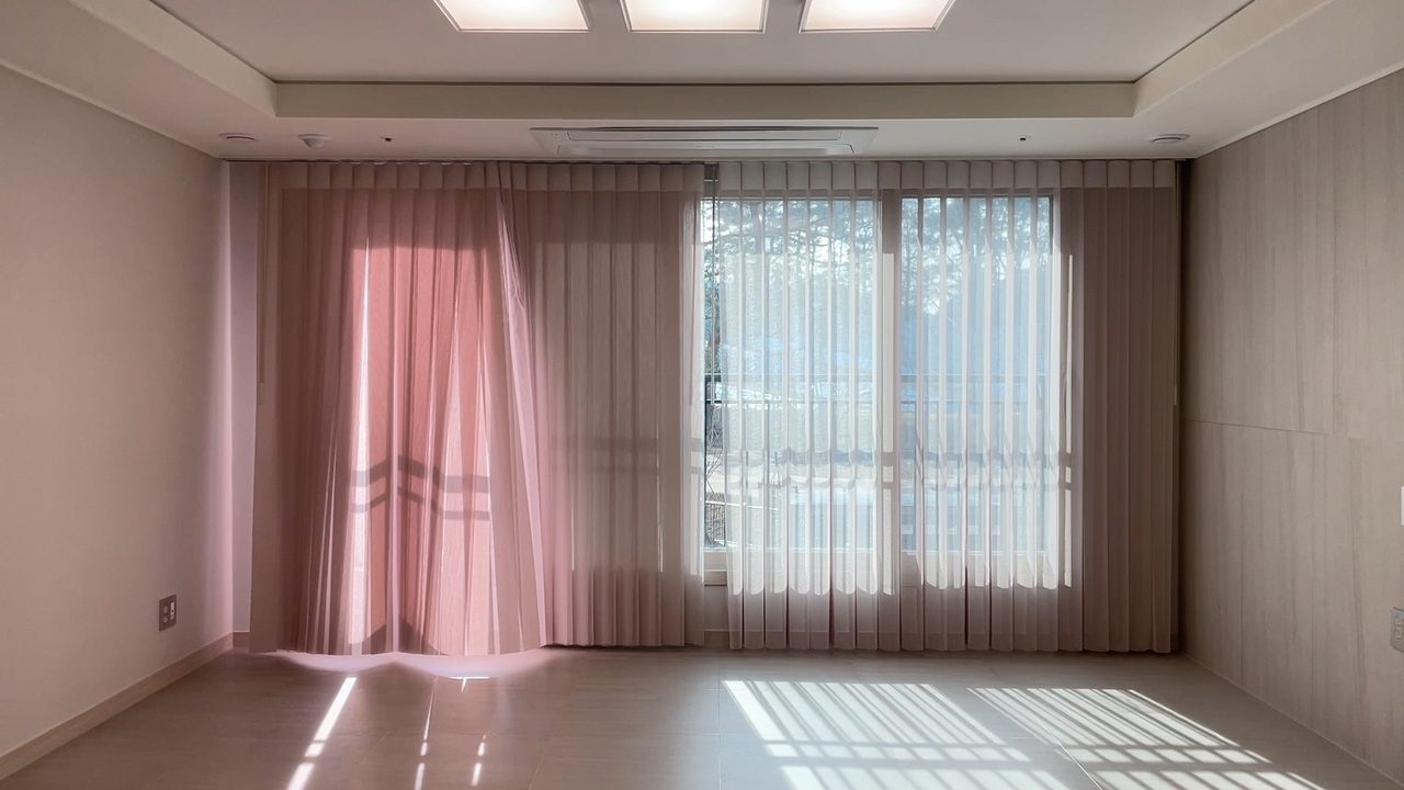 여주역 푸르지오 클라테르 유니슬렛 커튼 코튼우드 컬러 플레인 패턴 시공 사례 후기 — 바람에 커튼이 나부끼는 모습