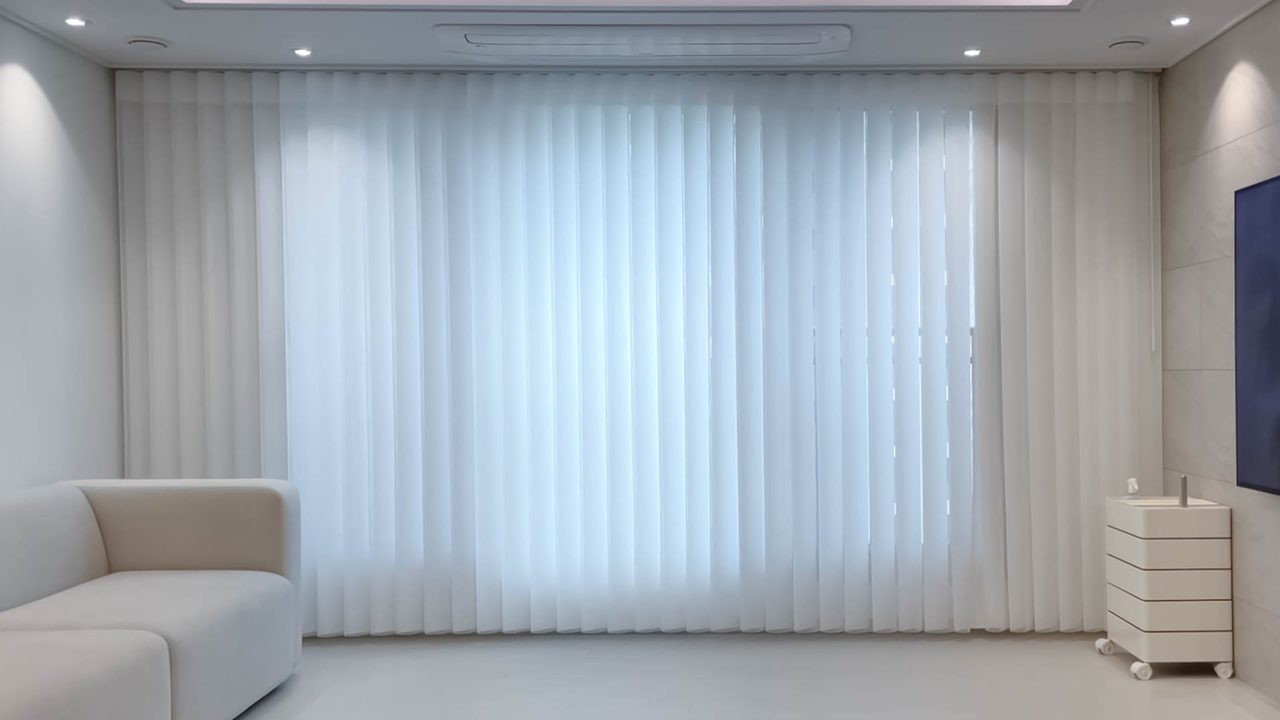 의정부 아트포레 10층 유니슬렛 커튼 화이트 플레인 시공사례 — 45도로 각도 조절