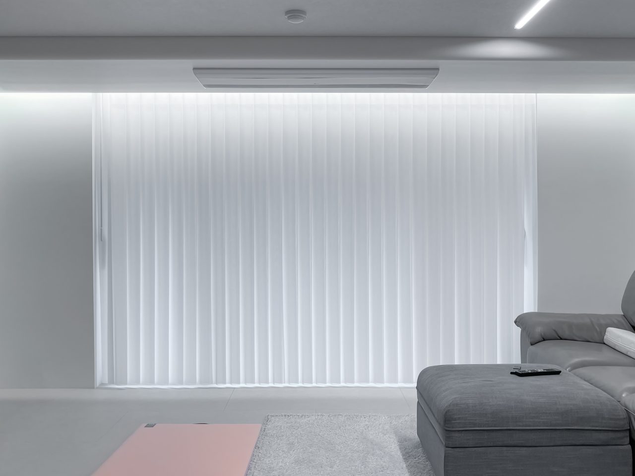 일산 백마마을 삼성아파트 유니슬렛 커튼, 암막, 차르르 시공 사례 — 낮에 채광량을 극단적으로 많이 줄이고