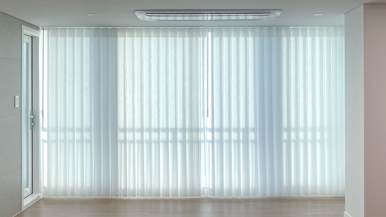 정자동 우성아파트 스마트커튼 유니슬렛 커튼 화이트 사례 — 채광 상태에서 외부에서 바라본 모습 (아래 사진 정중앙)