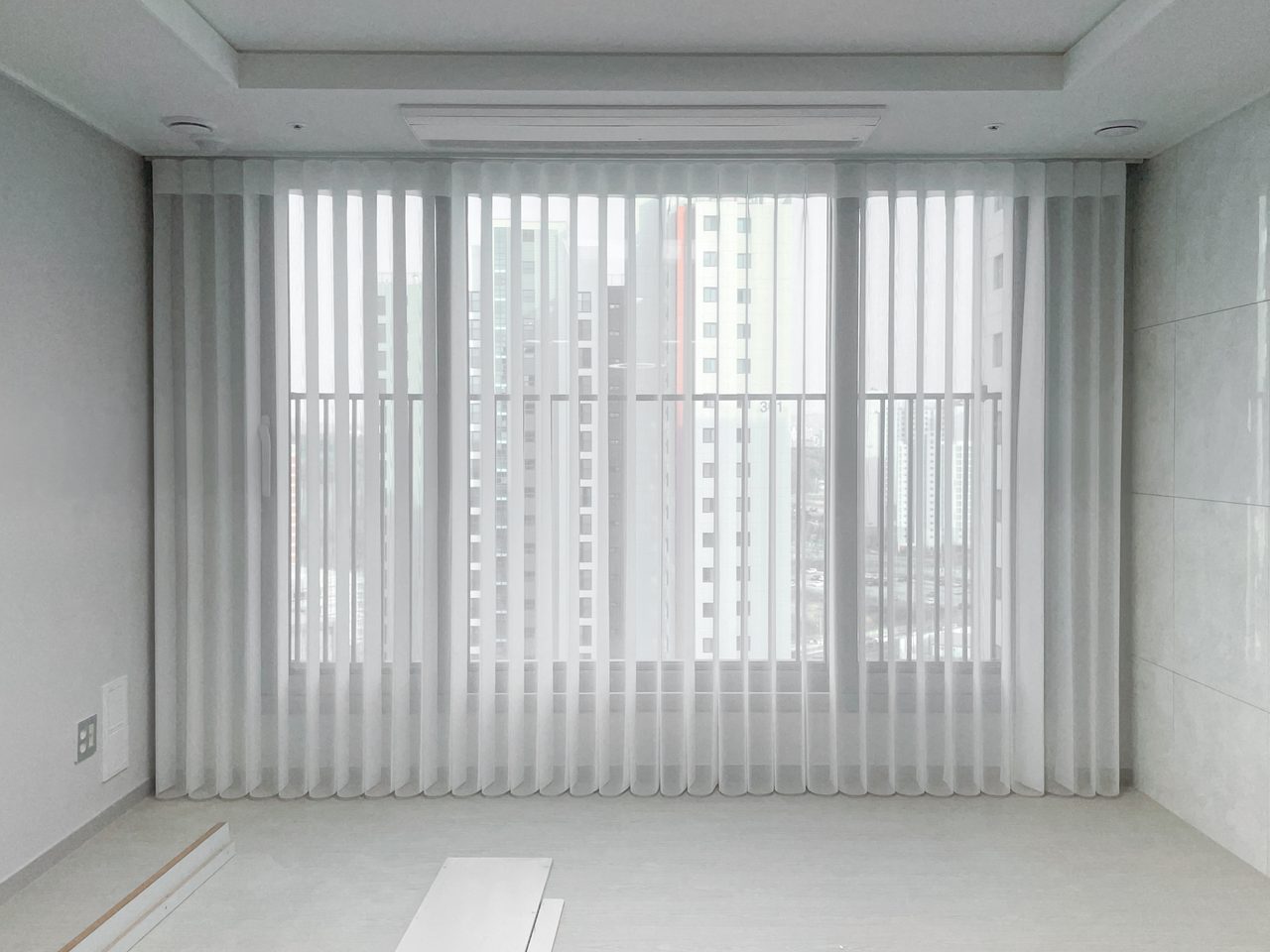 파주 제일풍경채 그랑베뉴2차 유니슬렛 커튼 화이트 시공 사례 — 바닥에서 약 1~2 cm 정도 띄워서