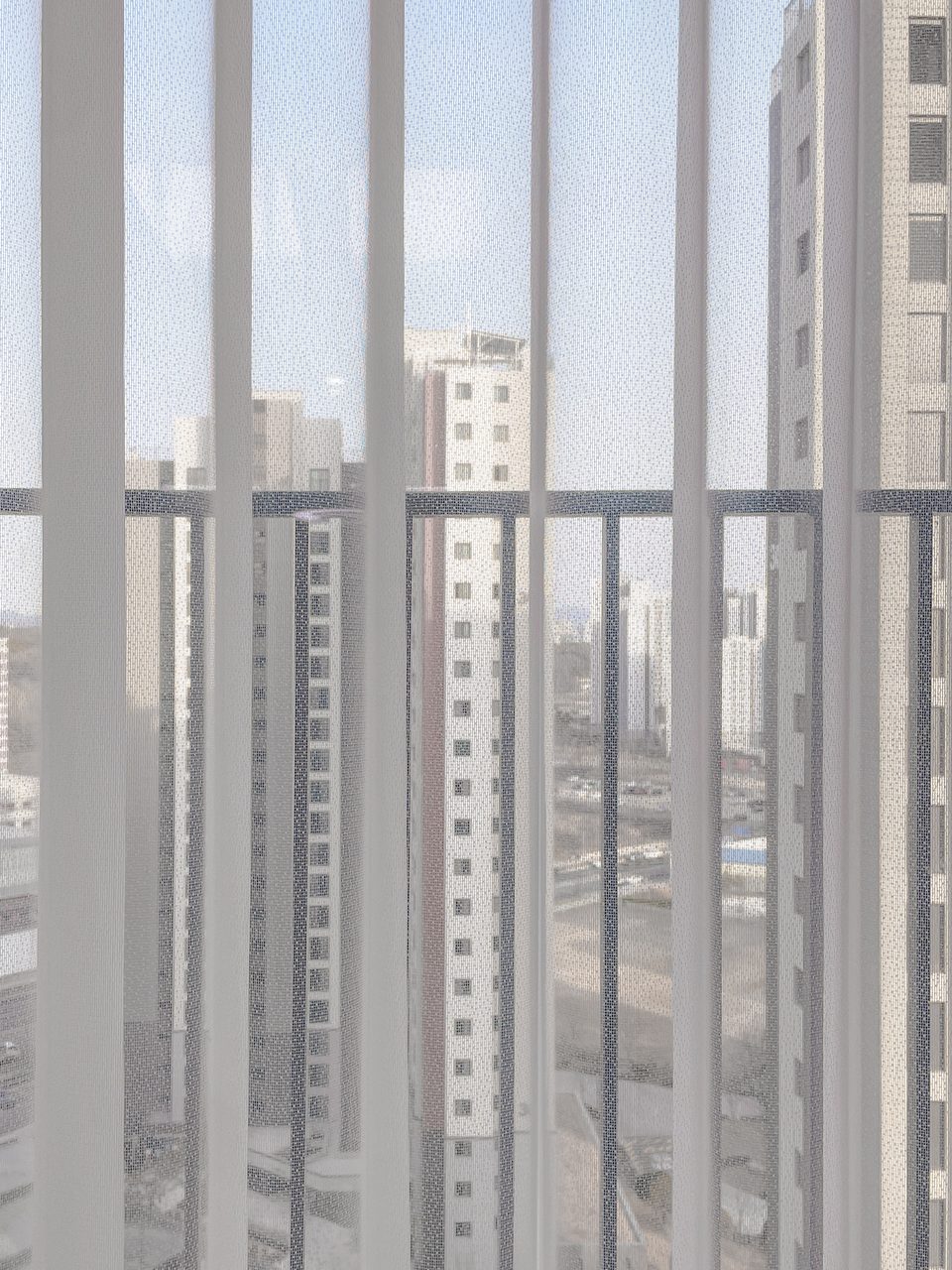 파주 제일풍경채 그랑베뉴2차 유니슬렛 커튼 화이트 시공 사례 — 내부에서 외부 조망이 가능하여 답답함이 전혀 없으며