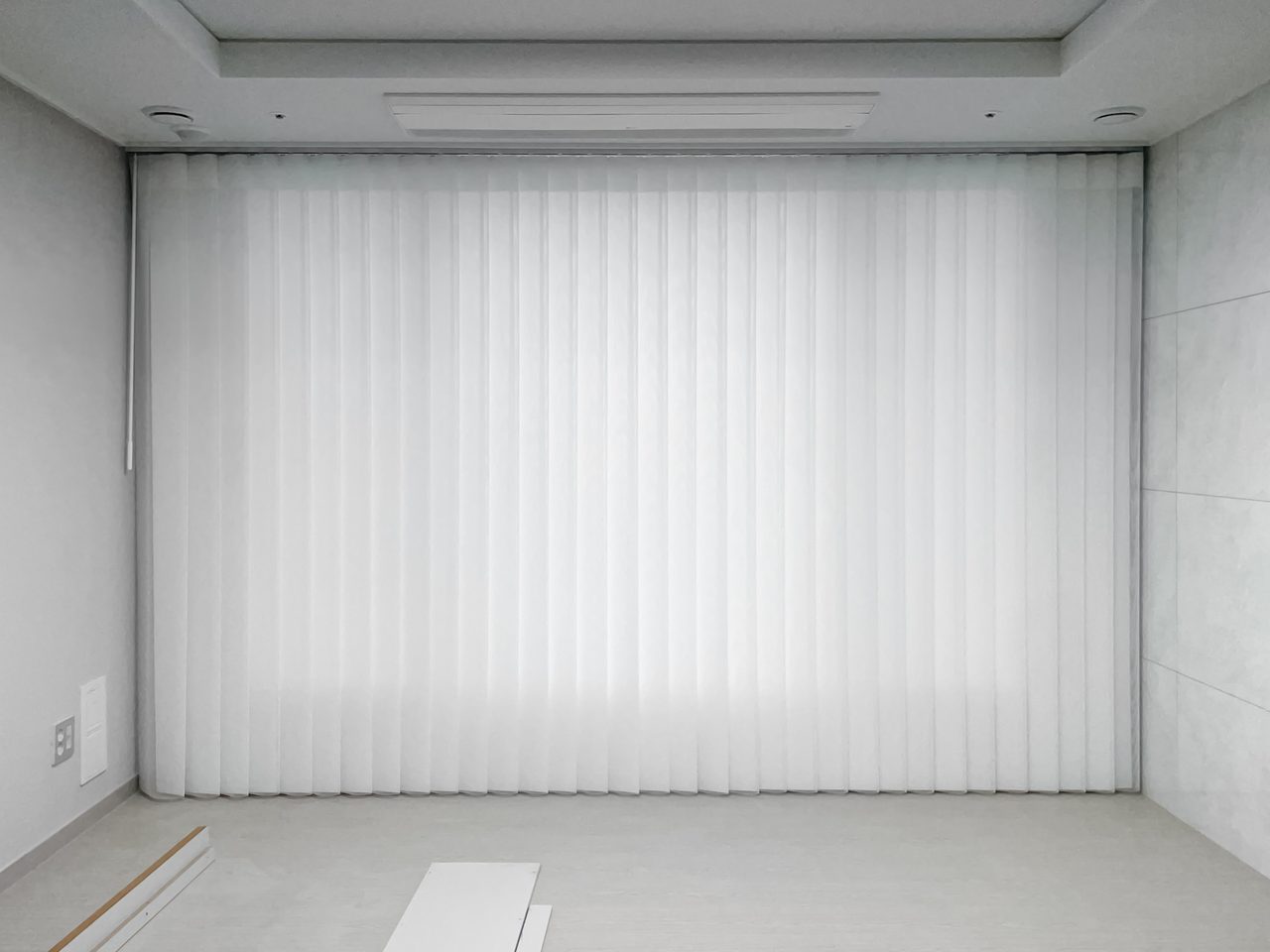 파주 제일풍경채 그랑베뉴2차 유니슬렛 커튼 화이트 시공 사례 — 낮에 채광량을 많이 줄여주고