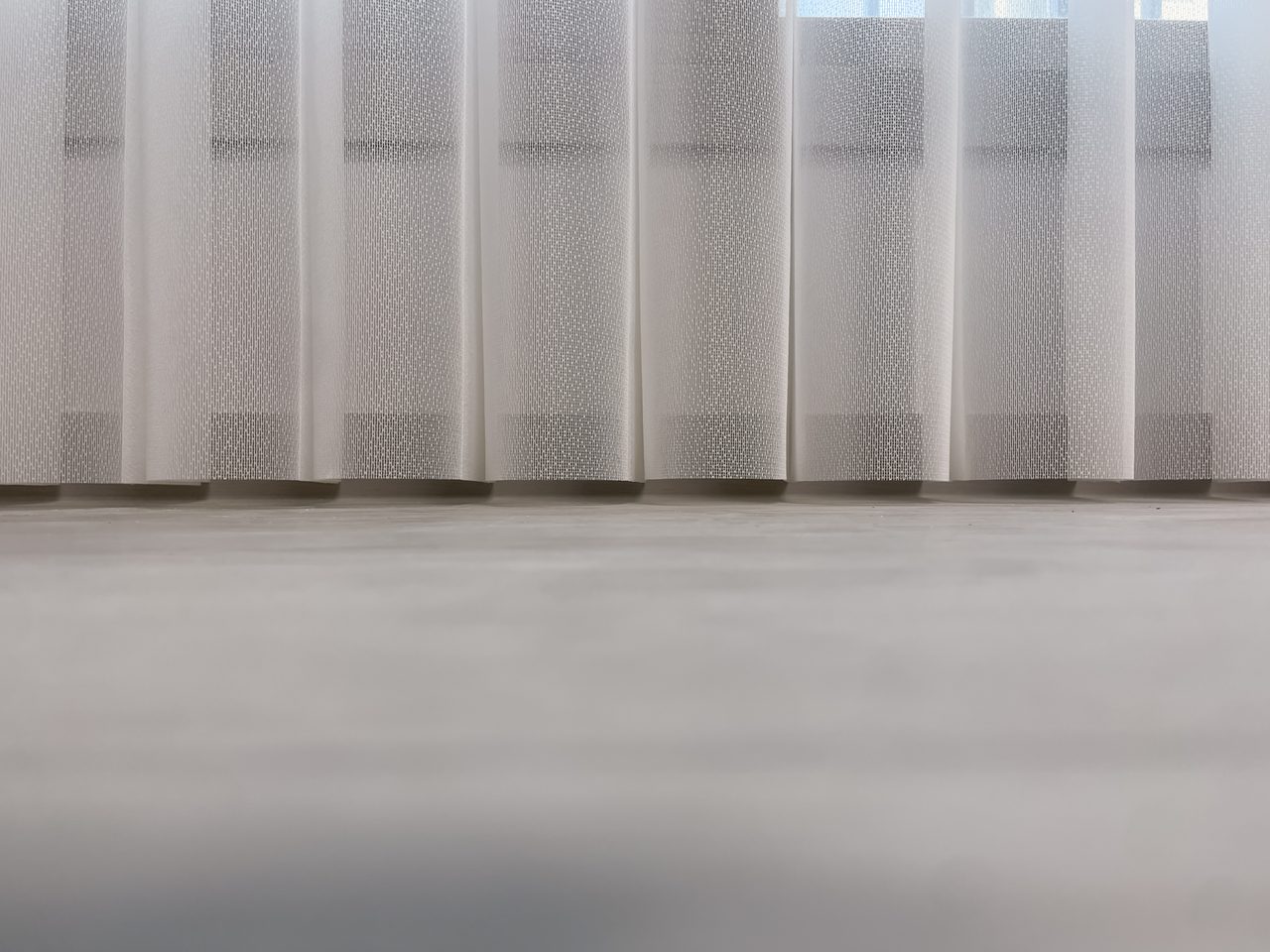 파주 제일풍경채 그랑베뉴2차 유니슬렛 커튼 화이트 시공 사례 — 바닥에서 약 1~2 cm 정도 띄워서