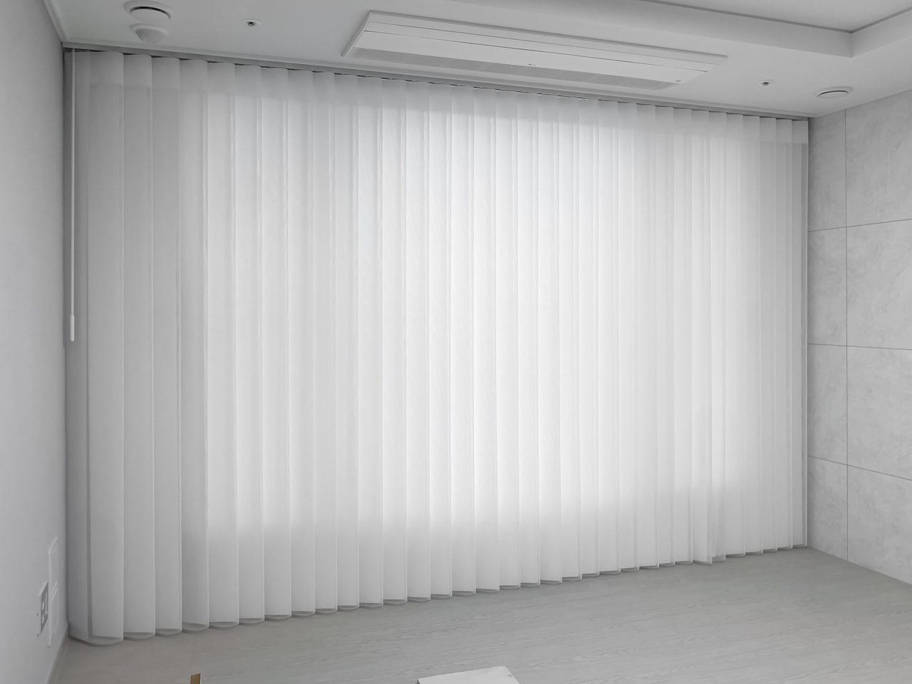 파주 제일풍경채 그랑베뉴2차 유니슬렛 커튼 화이트 시공 사례 — 바닥에서 약 1~2 cm 정도 띄워서