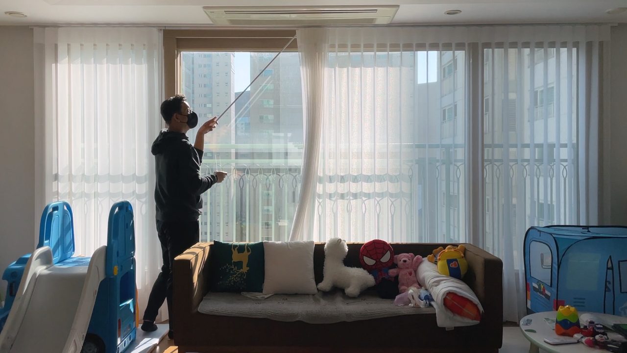 성남시 분당구 판교푸르지오그랑블 유니슬랫 커튼 unislat 화이트 시공 사례 유니슬렛 커튼 — 우측은 풀채광 모습