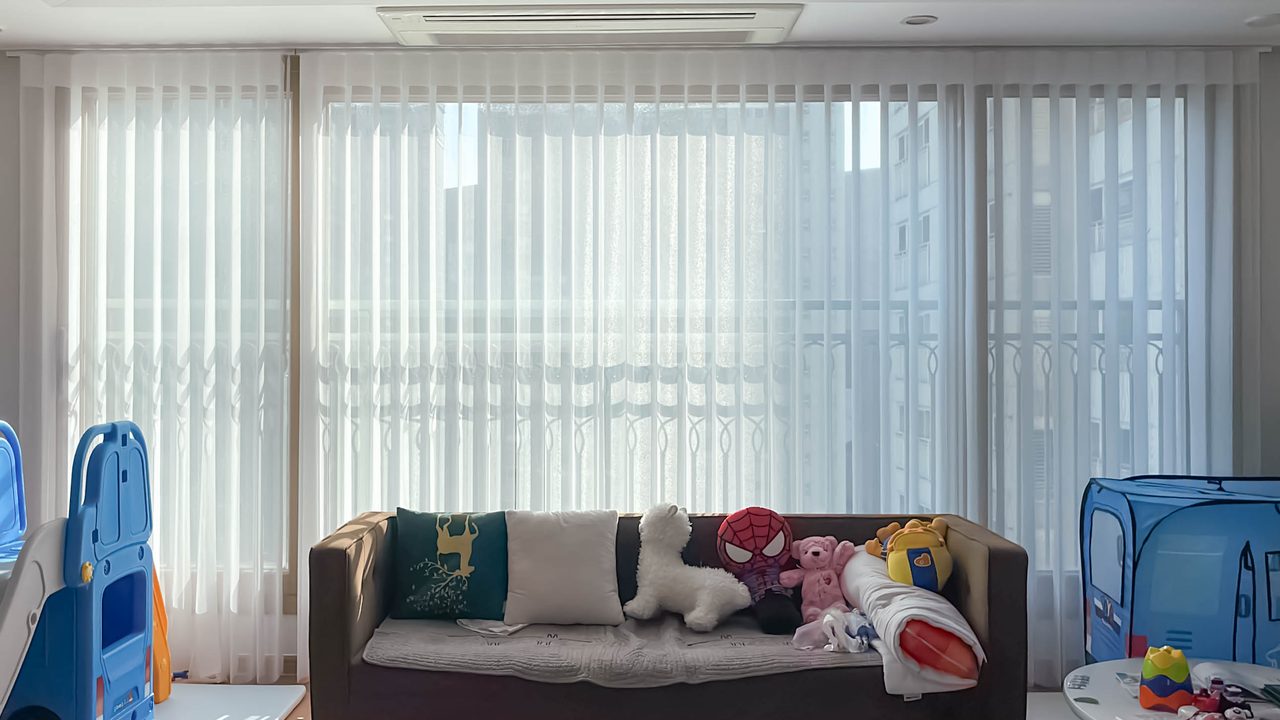 성남시 분당구 판교푸르지오그랑블 유니슬랫 커튼 unislat 화이트 시공 사례 유니슬렛 커튼 — 우측은 풀채광 모습