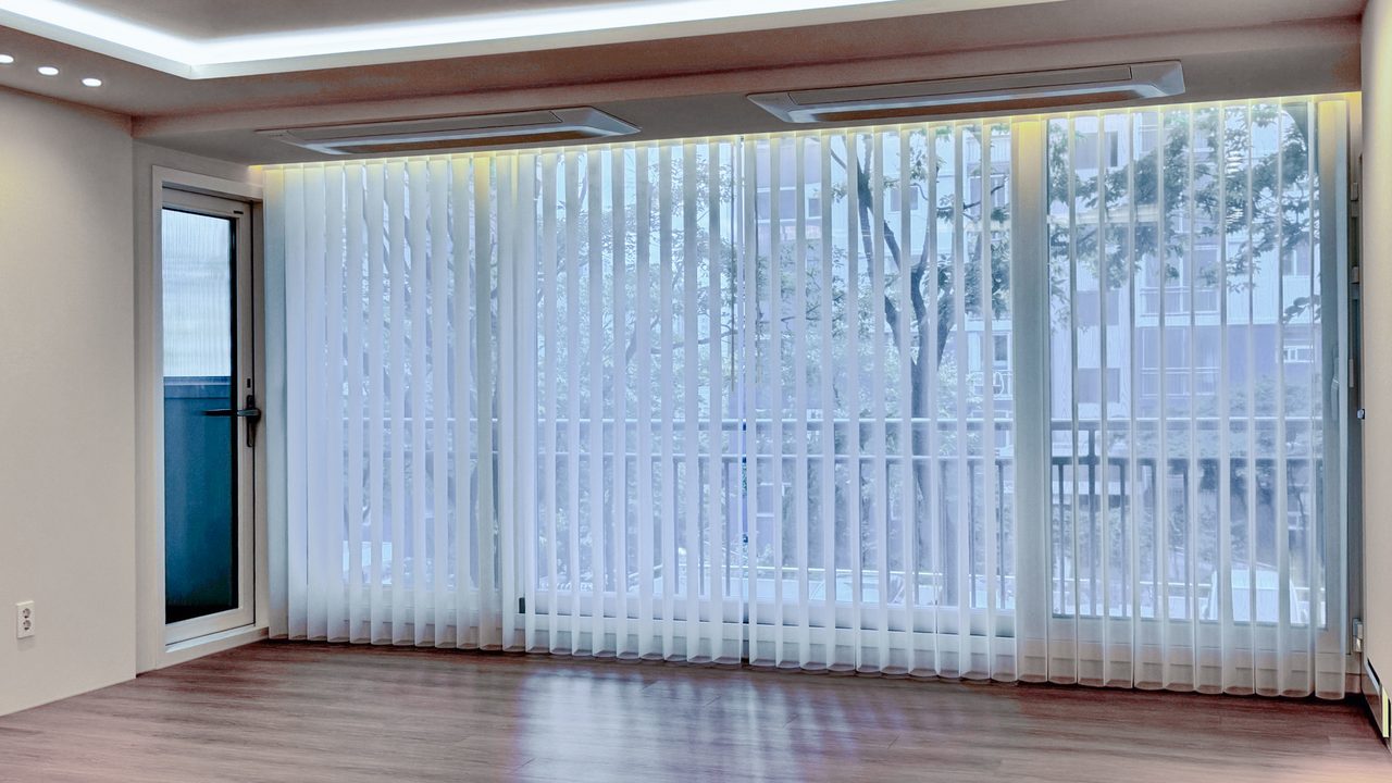 홍은 벽산 아파트 2층 거실 커튼 — 주차장 불빛은 가리고, 낮의 빛은 살린 유니슬렛 화이트 — 낮에는 풀 채광, 저녁에는 사생활 보호