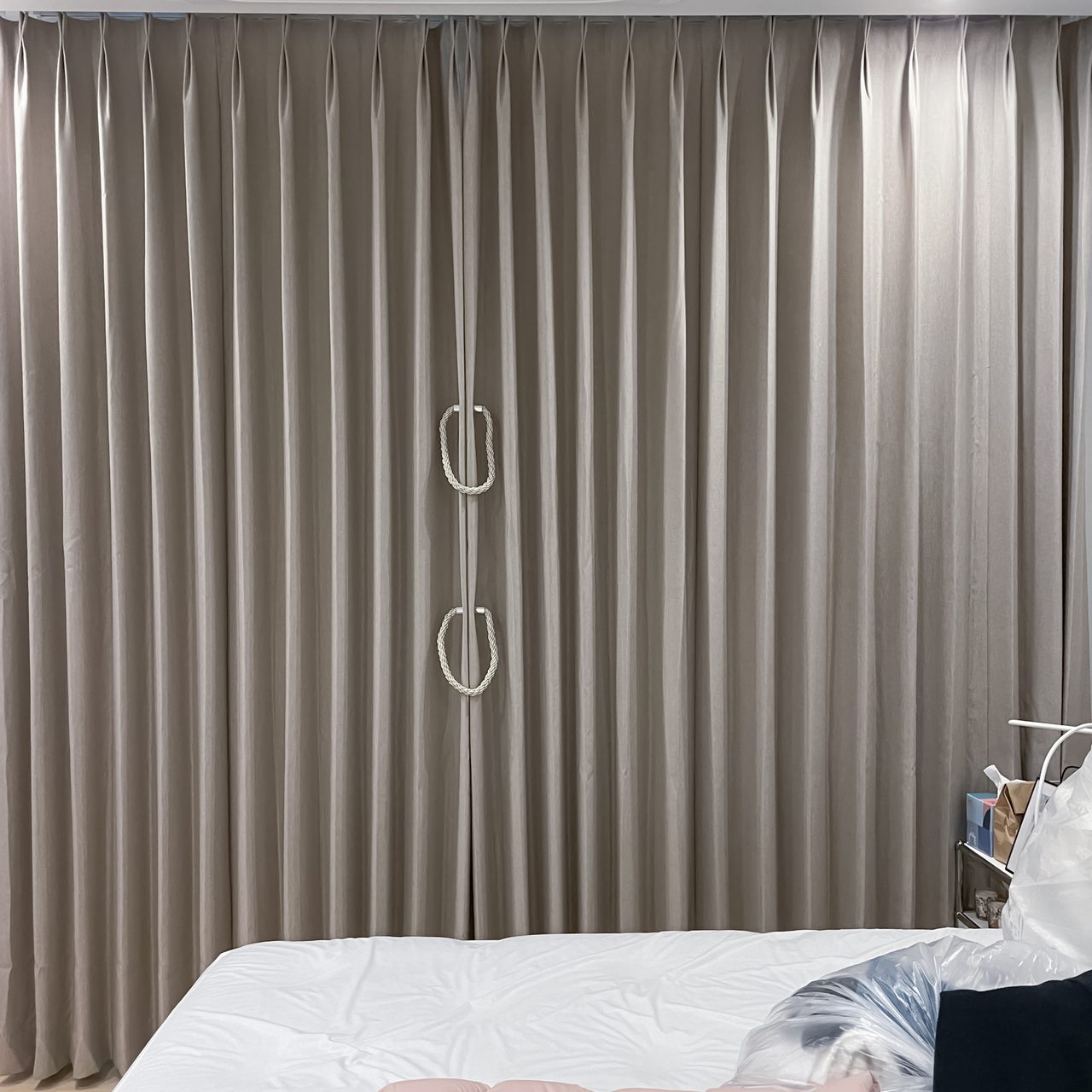 흑석 센트레빌2차 40평대 유니슬렛 커튼, 암막, 허니콤, 알리미늄 블라인드, 차르르 시공사례 — 암막 + 차르르 커튼으로 시공