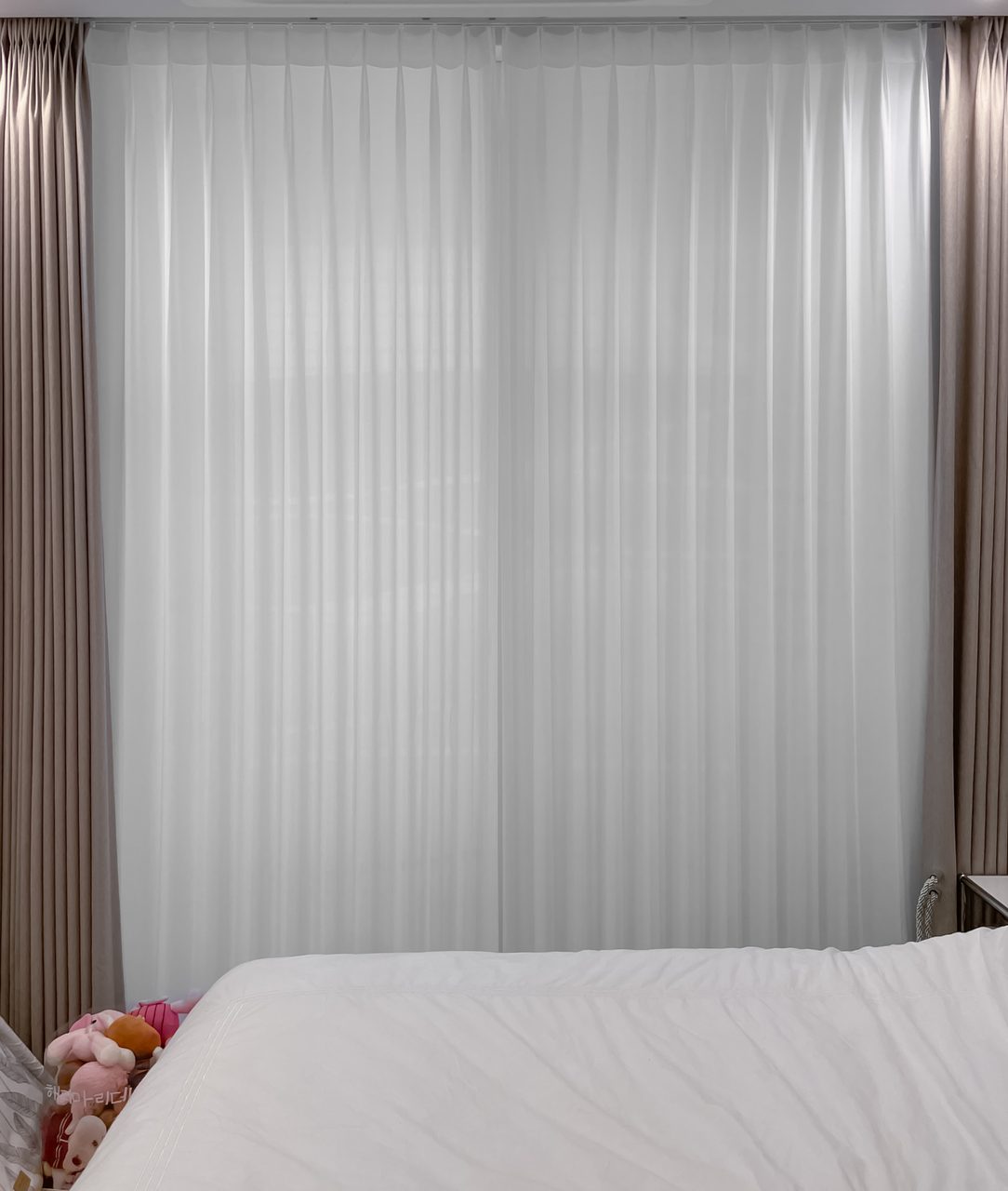 흑석 센트레빌2차 40평대 유니슬렛 커튼, 암막, 허니콤, 알리미늄 블라인드, 차르르 시공사례 — 암막 + 차르르 커튼으로 시공