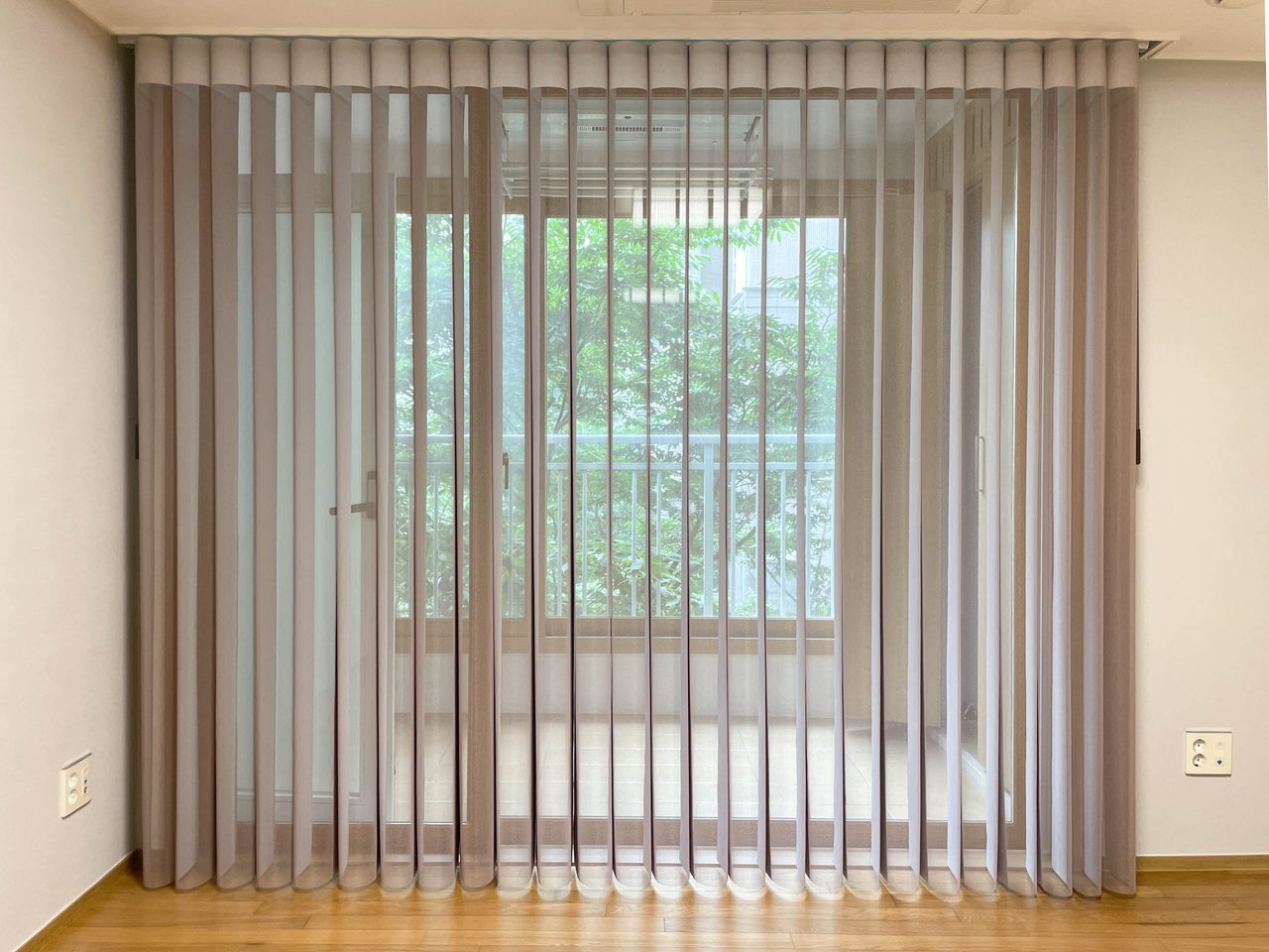 동작구 힐스테이트상도센트럴파크 유니슬렛 커튼 아파트2층 시공사례 화이트, 커피 컬러 — 유니슬렛은 180도 각도 범위로 조절이 가능하기에